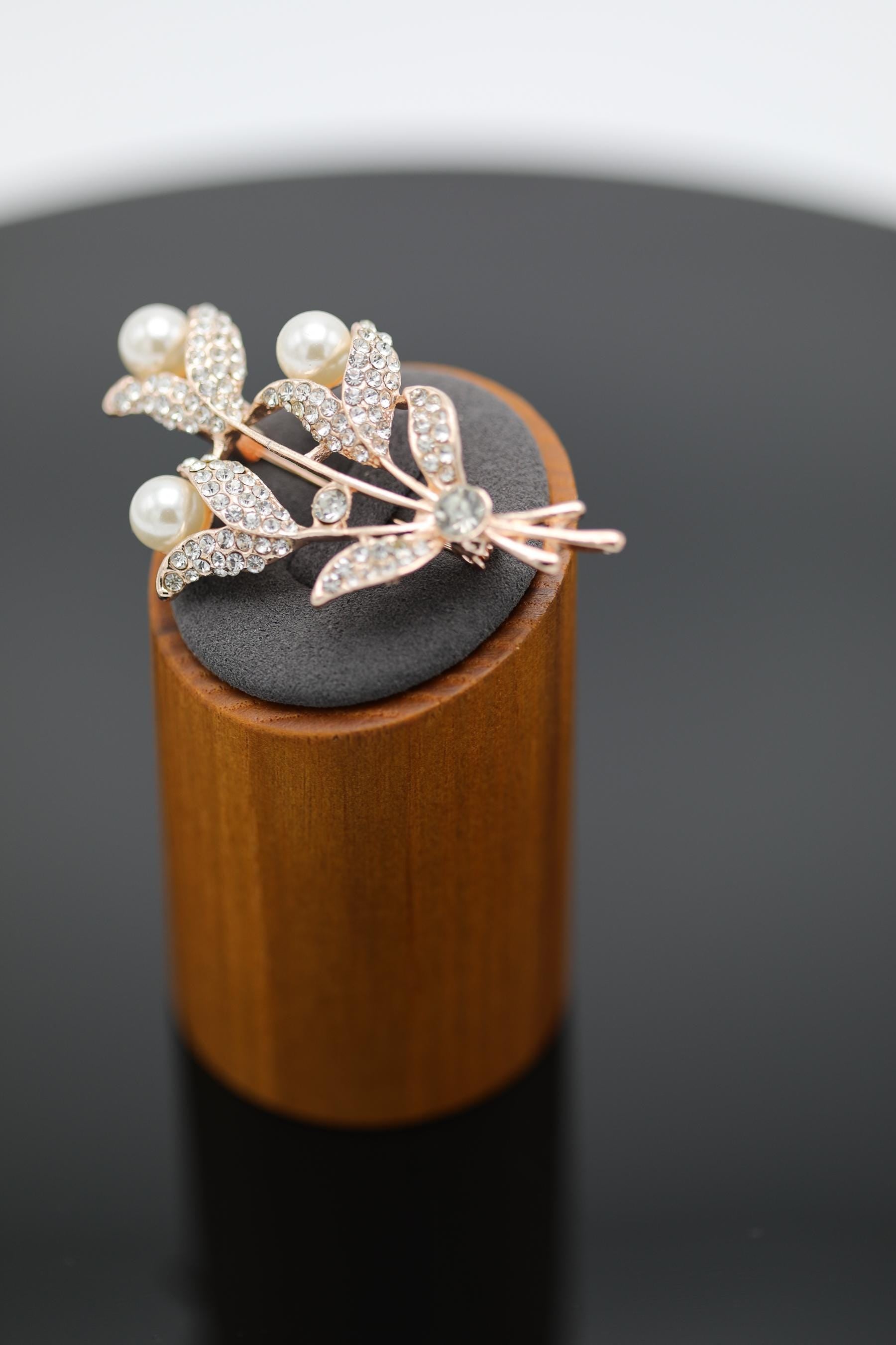 Four Leaf Rhinestone & White Pearl